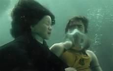 一招让水底的鸡蛋漂浮起来
